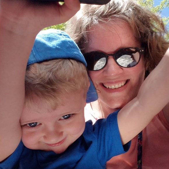 Meet your Posher, Amanda - Picture 2 of 2